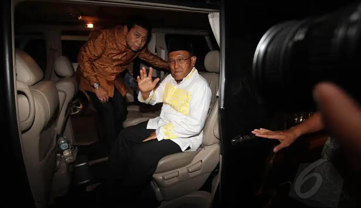 Acara yang digelar di kediaman Megawati itu juga dihadiri politisi di luar parpol PDIP. Aburizal Bakrie tampak hadir berpeci dan berkemeja putih (Liputan6.com/Herman Zakharia)  
