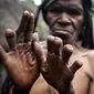 Bertempat tinggal di Lembah Baliem, suku Dani pertahankan tradisi potong jari dan mandi lumpur.