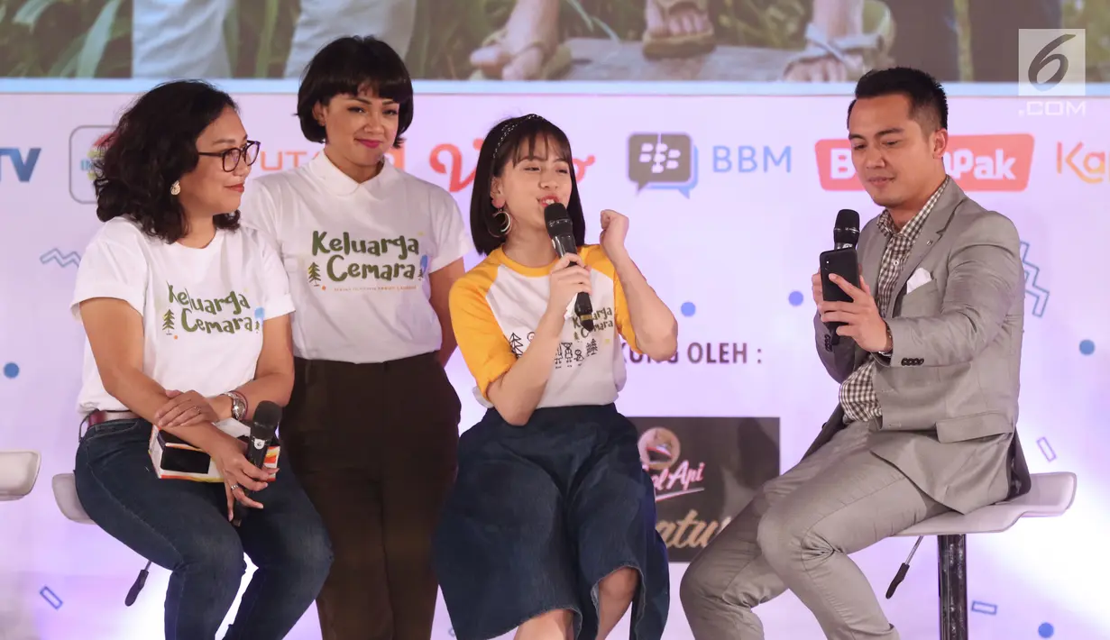 Pemeran film Keluarga Cemara saat memberi keterangan kepada peserta EGTC 2018 di Graha Sanusi Hardjadinata, Universitas Padjajdaran, Bandung, Rabu (5/12). Mereka bercerita seputar proses pembuatan film tersebut. (Liputan6.com/Helmi Fithriansyah)