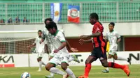 Pemain sayap Surabaya United, Ilham Udin Armaiyn dijaga ketat bek Persipura Jayapura, Victor Pae pada laga terakhir Grup E Piala Jenderal Sudirman di Stadion Maguwoharjo, Sleman, Selasa (22/12/2015). (Bola.com/Romi Syahputra)
