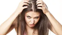 Buat kamu yang sering merasa gatal di kulit kepala, ini dia beberapa cara alami untuk mengatasinya. (Foto: dermatologyalliancetx.com)