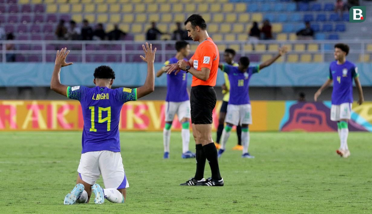 <p>Selebrasi para pemain Timnas Brasil U-17 setelah memastikan kemenangan 3-1 atas Ekuador U-17 dalam pertandingan babak 16 Besar Piala Dunia U-17 di Stadion Manahan, Solo, Senin (20/11/2023). (Bola.com/Arief Bagus)</p>