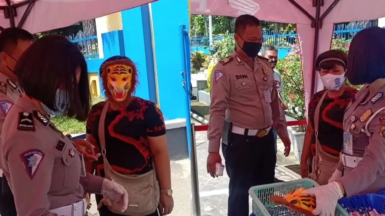 emak-emak pakai topeng mainan