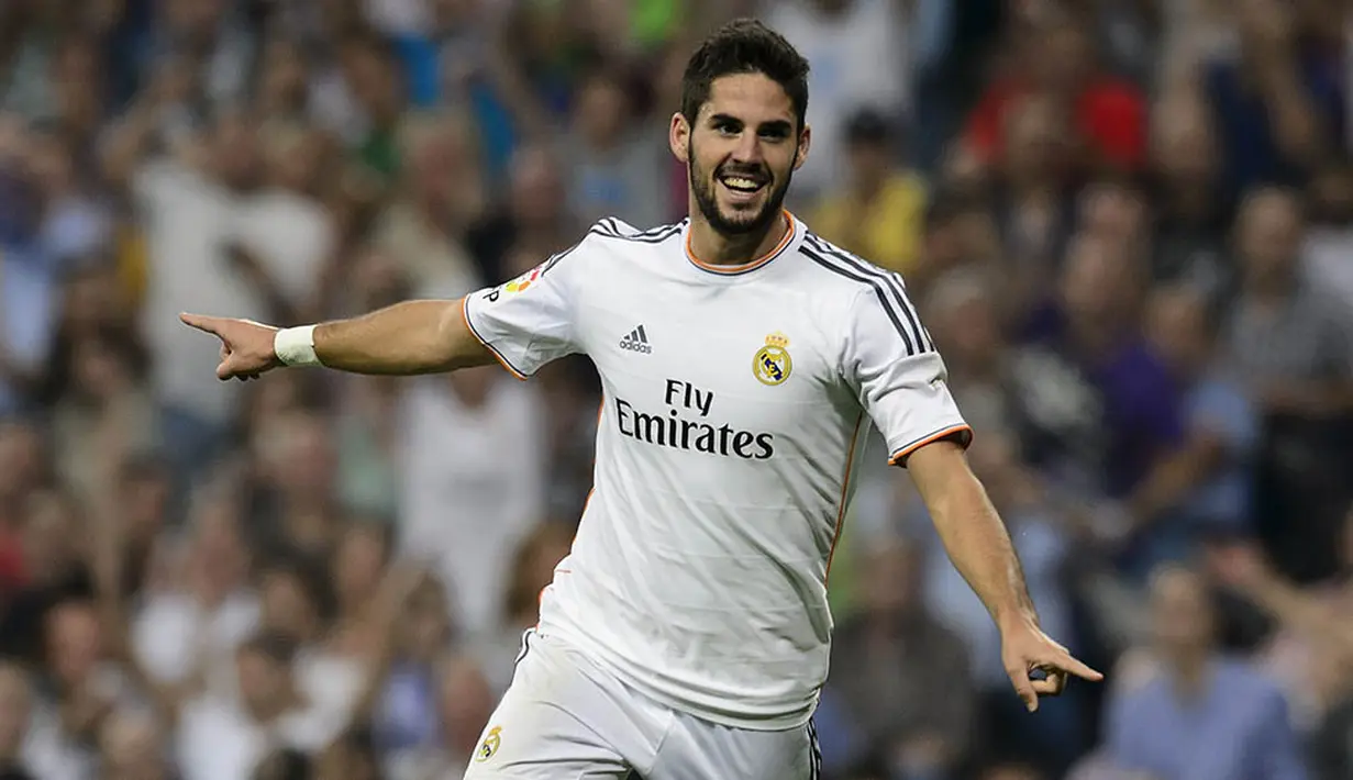 6. Pelatih baru Real Madrid, Zinedine Zidane, lebih menyukai gaya bermain Isco daripada Gareth Bale. Gelandang asal Spanyol yang dibeli Los Blancos dari Malaga itu merupakan rekomendasi dari Zizou. (AFP/Dani Pozo)