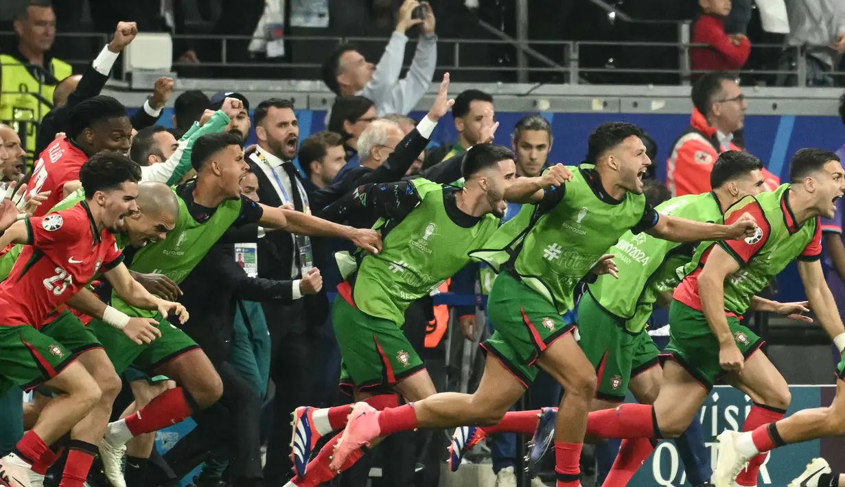 Laga dilanjut lewat adu penalti. (Angelos Tzortzinis/AFP)