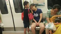 Viral, Anak yang Lindungi Ibunya Tertidur di Kereta Bikin Meleleh