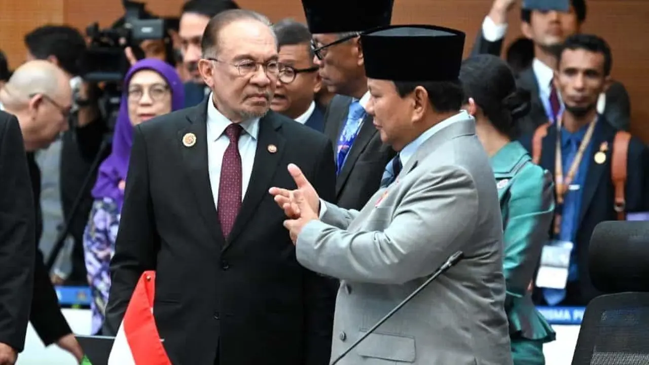 Presiden Prabowo Subianto bersama Perdana Menteri (PM) Malaysia, Anwar Ibrahim di KTT ke-47 ASEAN.