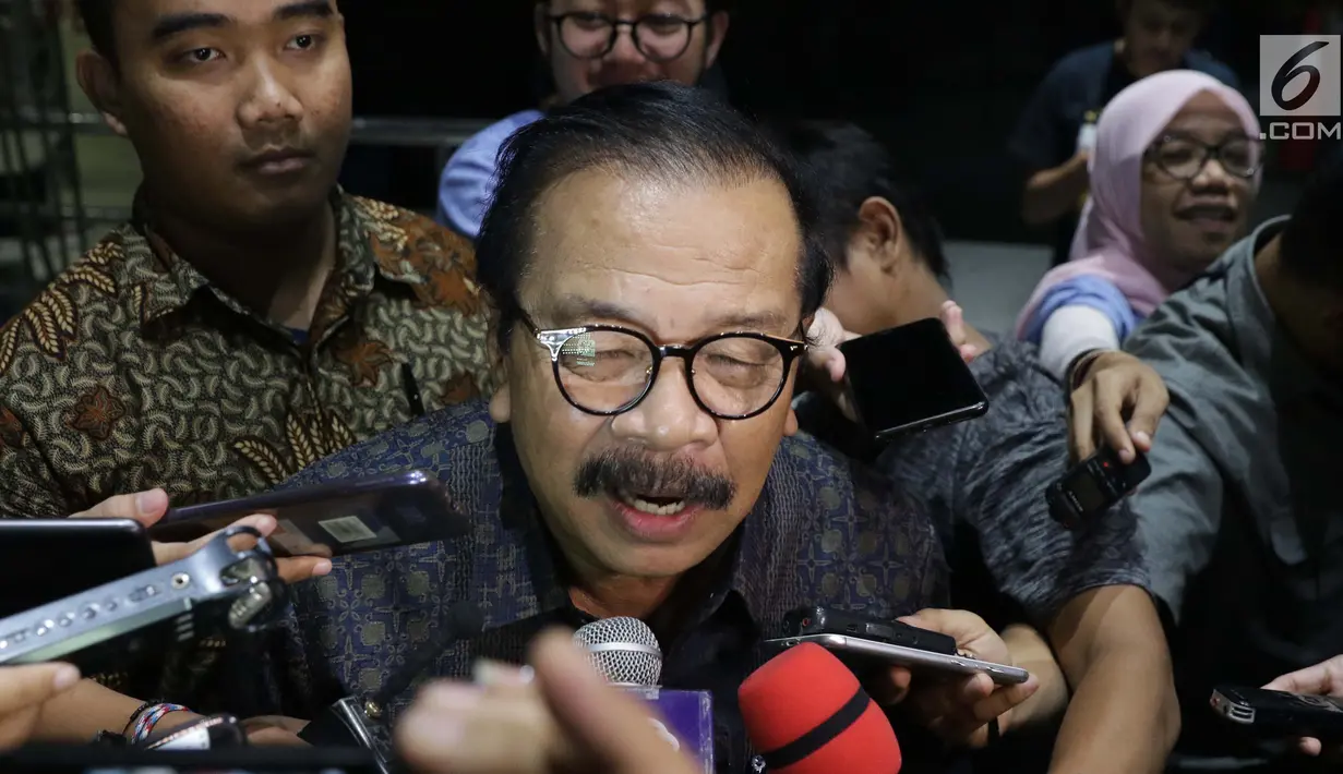 Mantan Gubernur Jatim, Soekarwo menjawab pertanyaan di gedung KPK, Jakarta, Rabu (28/8/2019). Soekarwo diperiksa sebagai saksi dugaan korupsi pembahasan, dan pengesahan APBD/APBD P Kab Tulungagung 2015-2018 dengan tersangka Ketua DPRD Tulungagung, Supriyono. (Liputan6.com/Helmi Fithriansyah)