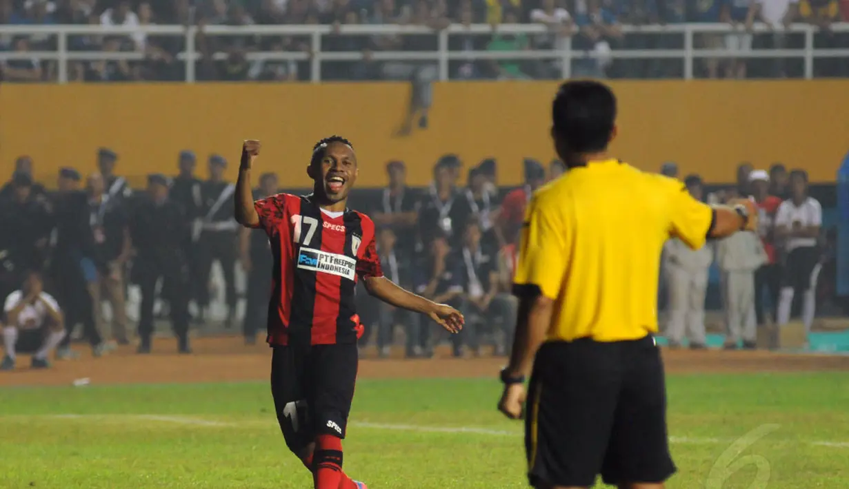 Pemain depan Persipura Jayapura, Ferinando Pahabol mengepalkan tangan usai mencetak gol saat laga adu penalti melawan Persib Bandung di Stadion Gelora Sriwijaya, Palembang, (7/11/2014). (Liputan6.com/Helmi Fithriansyah)