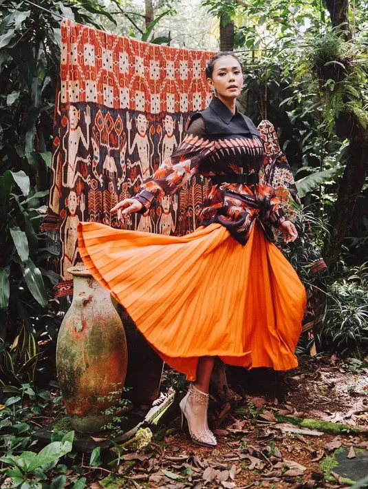 Tak hanya untuk gaya casual saja, Adinia Wirasti juga sering mengkreasikan kain daerah menjadi dress. Begini tampilan kain tenun yang disulap menjadi blouse cantik dan dipadukan dengan midi shirt. Makin memesona dengan makeup golden eyes, alis on fleek, serta nude lips.(Liputan6.com/IG/@adiniawrst)