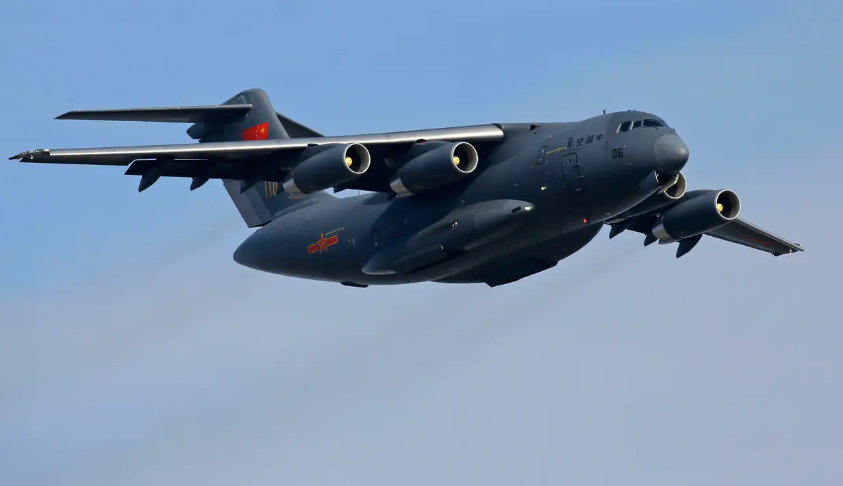 Pesawat angkut Angkatan Udara Pembebasan Rakyat China (PLA) Y-20 ditampilkan dalam Pameran Penerbangan dan Antariksa Internasional ke-12 China atau Airshow China 2018 di Kota Zhuhai, Provinsi Guangdong, Rabu (7/11). (AP Photo/Kin Cheung)