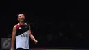 Tunggal putra Indonesia, Ihsan Maulana M menatap ke atas saat laga melawan pemain Malaysia Lee Chong Wei di semifinal BCA Indonesia Open 2016, Jakarta, Sabtu (4/6/2016). Ihsan kalah dua set langsung 9-21, 18-21. (Liputan6.com/Helmi Fithriansyah)