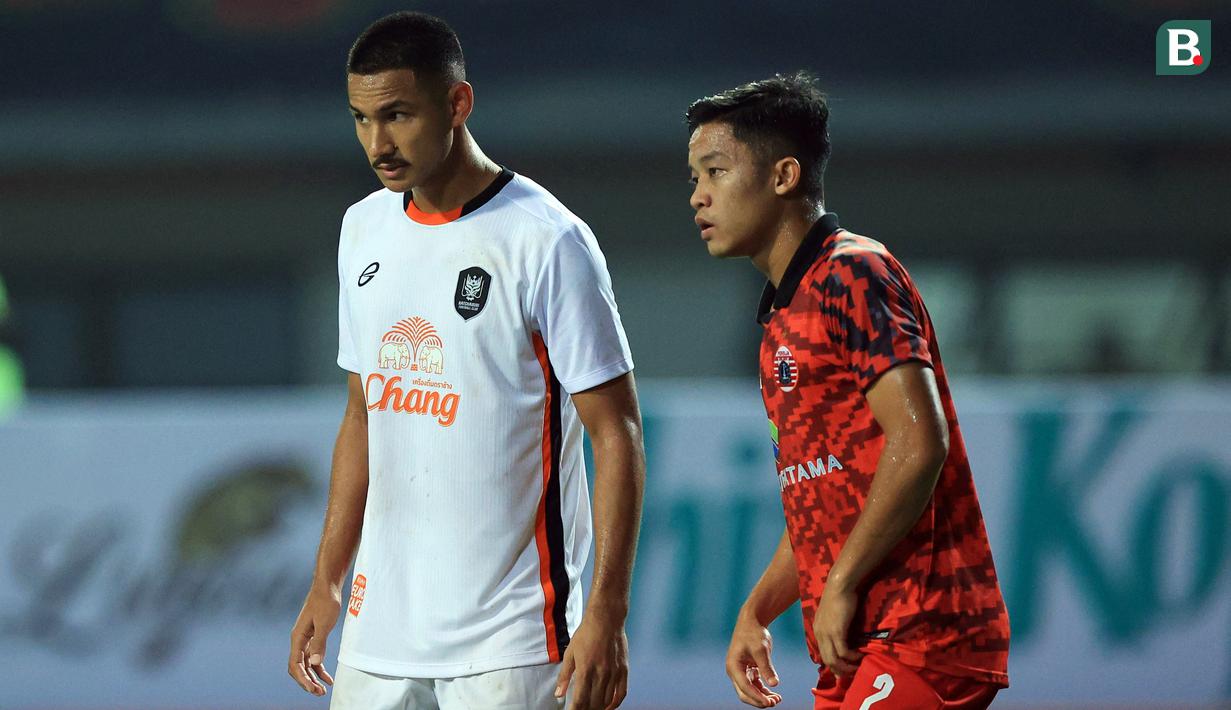 Pemain Persija Jakarta, Rio Fahmi (kanan), melakukan penjagaan terhadap pemain Ratchaburi FC, Faiq Jefri Bolkiah, dalam pertandingan uji coba yang berlangsung di stadion Patriot Candrabhaga, Bekasi, Minggu (25/6/2023). (Bola.com/M Iqbal Ichsan)