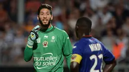 Mouez Hassen, kiper Prancis berusia 21 tahun ini baru saja mentas dari Akademi Nice dan sudah tampil di tim utama Nice sejak musim lalu. Hassen selalu membela timnas usia muda Prancis. (AFP/Jean-Sebastien Evrard)