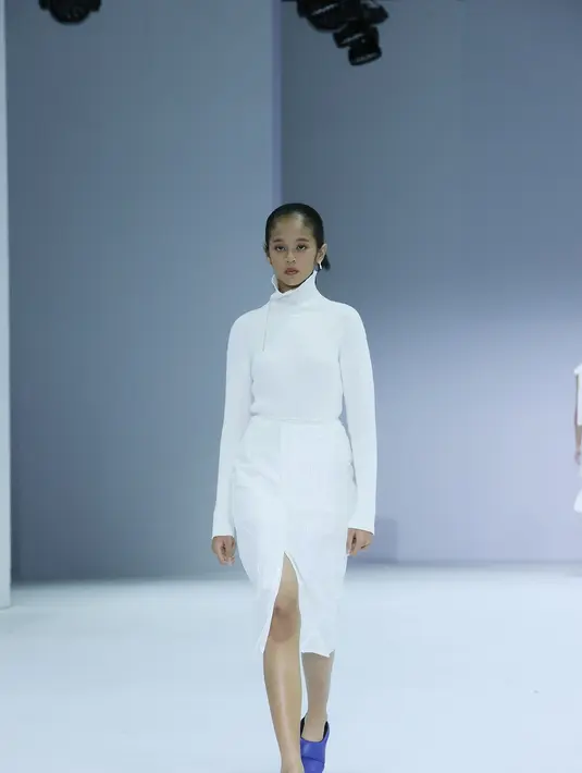 Pertama ada MKS. MKS adalah footwear brand asal Bandung, menampilkan koleksi yang terinspirasi dari perubahan gaya hidup ke era new normal. (JFW).