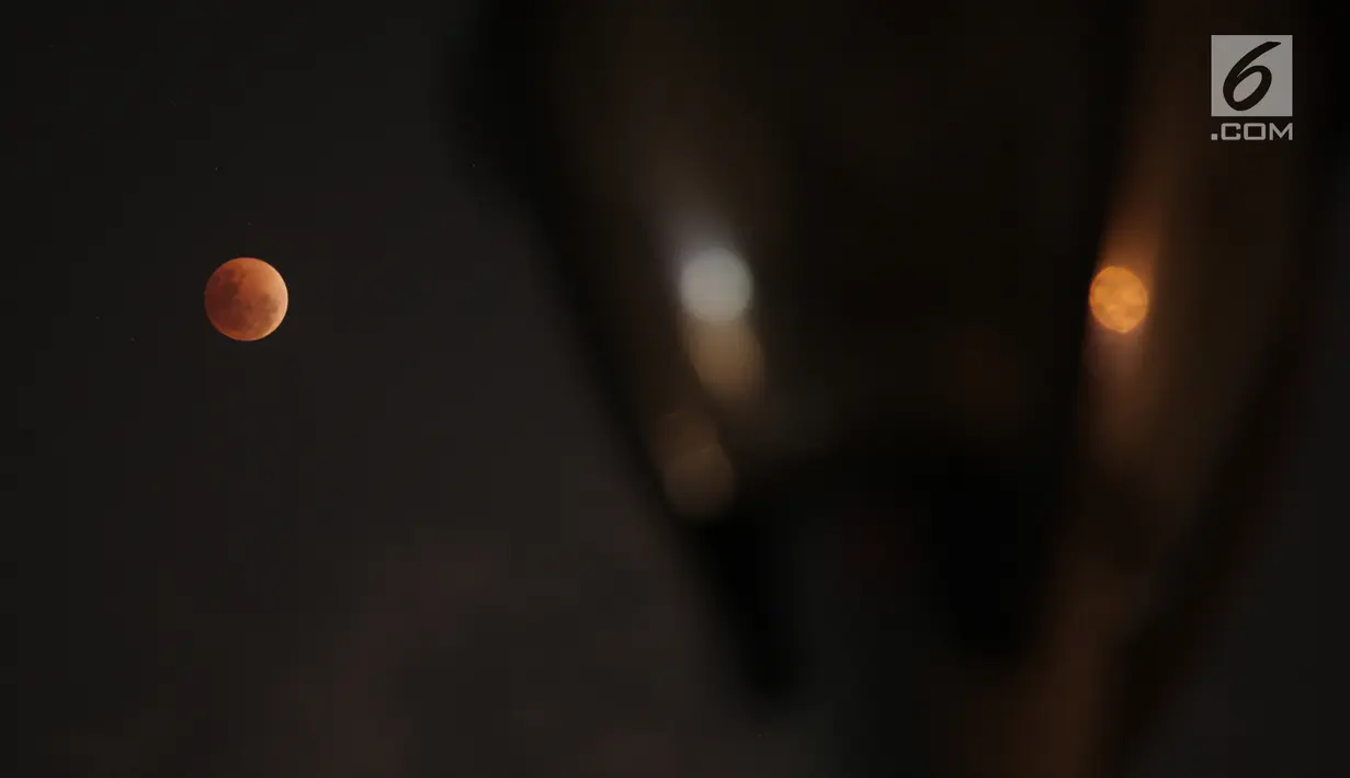 Gerhana bulan "super blue blood moon" terlihat di atas langit Jakarta, Rabu (31/1). Fenomena alam yang langka ini terjadi hanya sekali dalam 150 tahun. (Liputan6.com/Arya Manggala)
