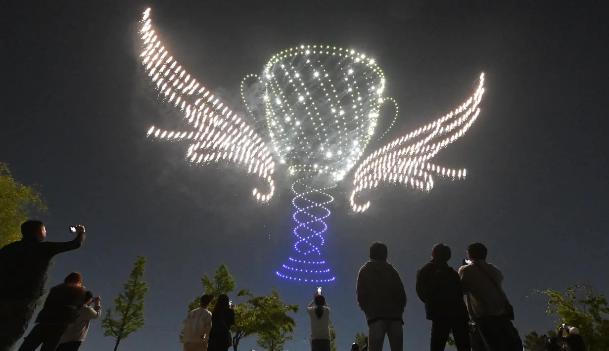 Masyarakat menyaksikan formasi drone terbang di World Drone Light Show 2024 yang merupakan bagian dari Korea Drone Expo 2024, di Incheon, Korea Selatan, 9 Mei 2024. (Jung Yeon-je/AFP)