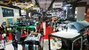 Pengunjung melihat-lihat kendaraan selama Pameran Otomotif Internasional Indonesia di Jakarta, Sabtu 7 Februari 2026. Ajang Indonesia International Motor Show (IIMS) 2026 menjadi etalase peluncuran berbagai kendaraan baru di pasar otomotif nasional. (AP Photo/Tatan Syuflana)