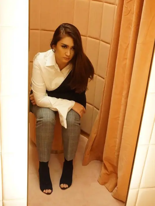 Seperti yang satu ini misalnya, Nafa begitu memikat dengan tampilannya yang kece dengan memakai celana abu-abu dan atasan berwarna putih. Rambut panjangnya juga dibiarkan terurai begitu saja. (Instagram/nafaurbach)