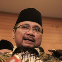 Menteri Agama (Menag) Yaqut Cholil Qoumas usai membuka Bimtek Terintegrasi dengan Kemenkes PPIH Arab Saudi di Asrama Haji Pondok Gede, Jakarta Timur, Rabu malam (12/4/2023). (Liputan6.com/Nafisul Qodar)