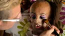 Magali Gonzalez Sierra dirias sebelum perayaan ulang tahunnya ke-15 di El Cabuyal, Kolombia, 16 Januari 2016. Magali menderita progeria, kelainan genetik yang membuat tubuhnya cepat tua hingga memiliki tubuh setara wanita usia 90 tahun. (AFP/LUIS ROBAYO)