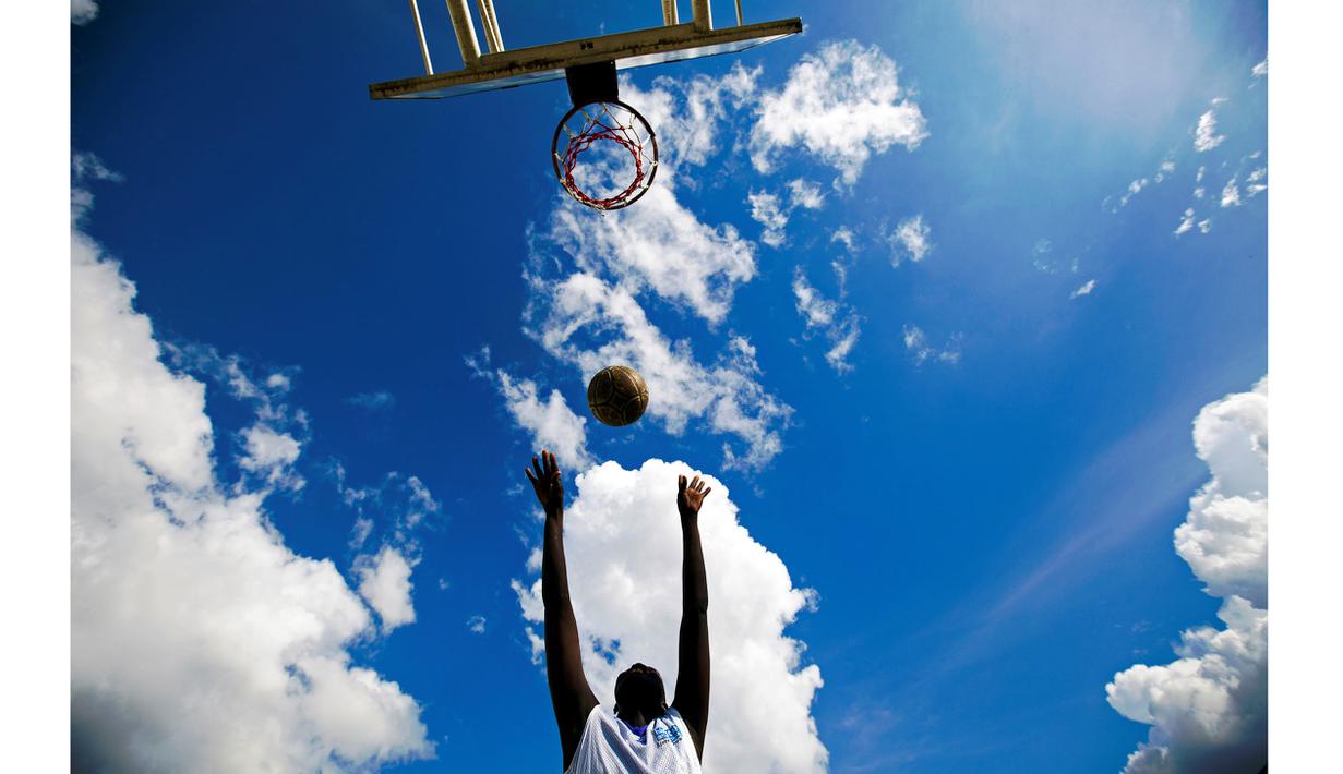 Seorang pemain Basket yang tergabung dalam South Sudan Wheelchair Basketball Association (SSWBA)  menjalani latihan di Stadion Basketball, Juba, Sudan Selatan, (17/5/2016). (AFP/Albert Gonzalez Farran)