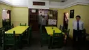 Seorang pekerja saat menunggu pelanggan di restoran El Tizoncito, Caracas, 13 September 2016. Karena krisis ekonomi di Venezuela, restoran ini menawarkan seporsi makanan yang bisa ditukar dengan 2 liter minyak goreng. (REUTERS/Henry Romero)