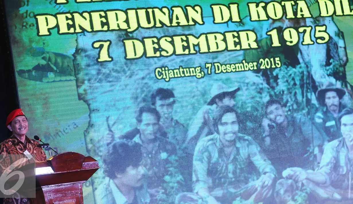 Menkopolhukam, Jenderal TNI (Purn) Luhut B Pandjaitan memberikan pidato kenangan 40 tahun Penerjunan di Kota Dili di Mako Kopassus, Jakarta, Senin (7/12/2015). Peringatan dihadiri sejumlah purnawirawan tim penerjunan. (Liputan6.com/Helmi Fithriansyah)