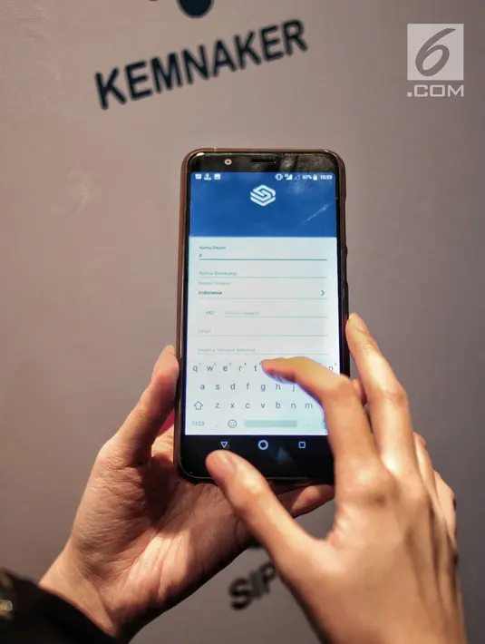 Model mencoba aplikasi SIPMI saat peluncuran di Jakarta, Kamis (27/12). Aplikasi ini dirancang untuk memudahkan pekerja migran Indonesia untuk mengakses layanan prosedural dan informasi resmi pemerintah. (Liputan6.com/Faizal Fanani)