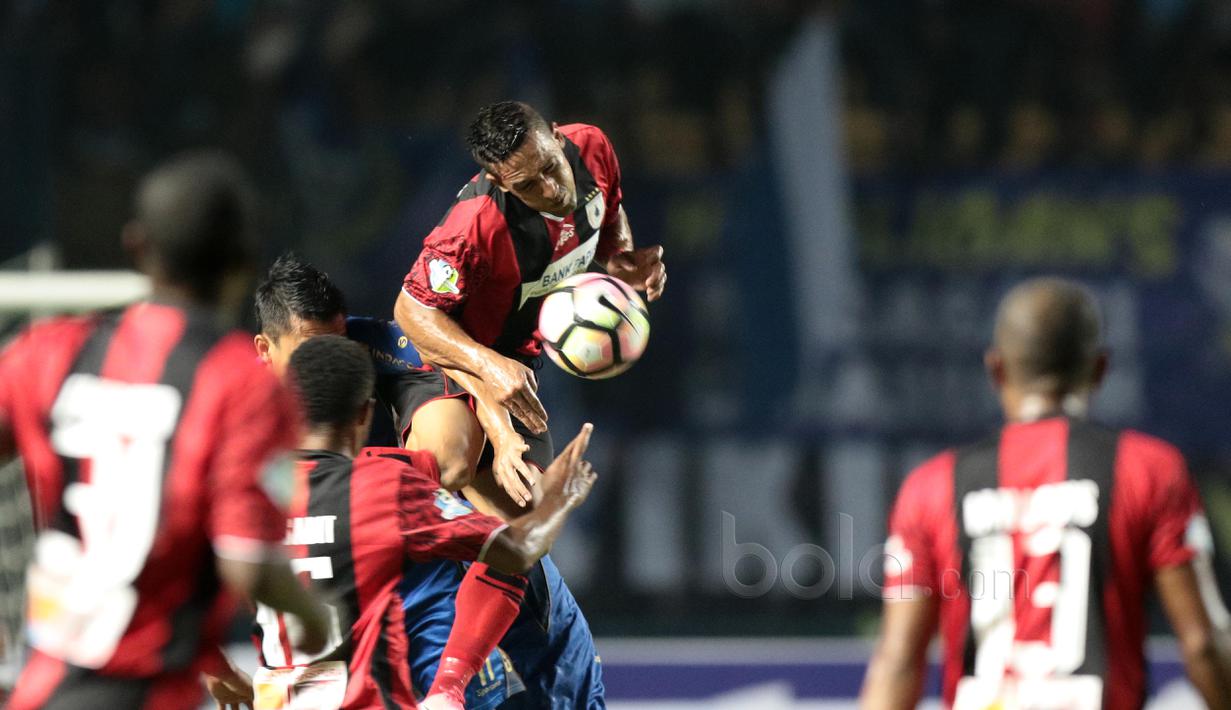 Aksi pemain Persipura Jayapura, Addison Oliveira saat berduel dengan pemain Persib Bandung pada lanjutan Liga 12017 di Stadion GBLA, Bandung, Minggu (7/5/2017). Persib menang 1-0. (Bola.com/Nicklas Hanoatubun)