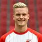 Bek FC Augsburg, Philipp Max, mencatat 10 assist di Bundesliga pada musim ini. (AFP/Christof Stache)