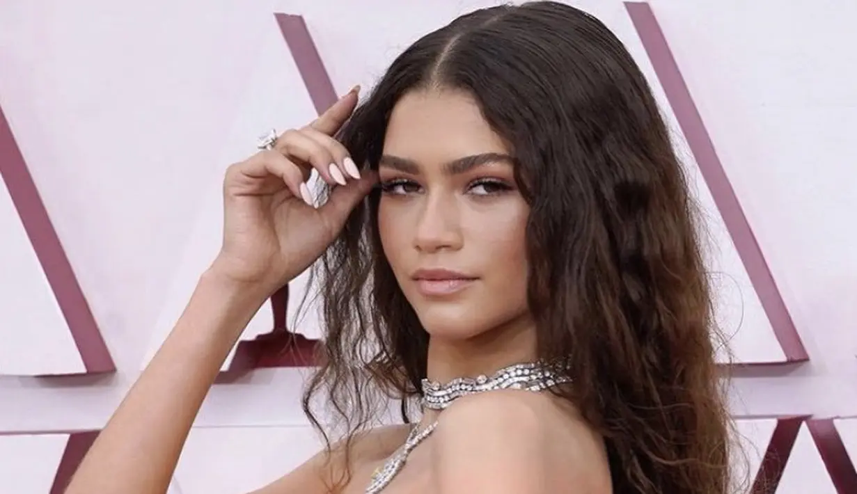 <p>Warm beige-pink seperti yang dikenakan Zendaya ini pun membuat kukumu semakin indah. @chaunlegend</p>