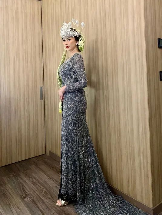 Penampilannya kian sempurna layaknya seorang pengantin dengan tatanan rambut sanggul klasik dan siger sunda. [@iniriezka]