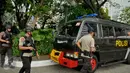 Personel Gegana Brimob Polda Metro Jaya menyisir Balai Kota DKI Jakarta, setelah menerima ancaman teror bom dari orang tak dikenal, Rabu (20/7). Saat ini, pengamanan kantor Gubernur Basuki Tjahaja Purnama (Ahok) diperketat. (Liputan6.com/Gempur M Surya)