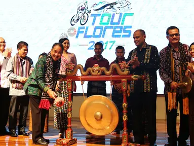 Menteri Pariwisata Arief Yahya memukul gong sebagai tanda diluncurkannya Tour de Flores 2017 di Jakarta, Rabu (5/7). Ajang balap sepeda internasional itu akan diikuti 20 tim terdiri dari 16 tim internasional dan 4 tim nasional (Liputan6.com/Angga Yuniar)