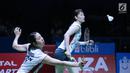 Ganda putri Jepang, Mayu Matsumoto/Wakana Nagahara mengembalikan kok ke arah Yuki Fukushima/Sayaka Hirota di Final Indonesia Open 2018 di Istora GBK, Jakarta, Minggu (8/7). Yuki/Sayaka menang 21-14, 16-21, 21-14. (Liputan6.com/Helmi Fithriansyah)