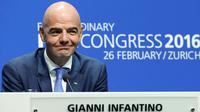 Presiden FIFA yang baru terpilih, Gianni Infantino menghadiri konferensi pers pada kongres luar biasa FIFA di Zurich, Swiss, Jumat (26/2). Pria berdarah Swiss-Italia itu resmi menggantikan Sepp Blatter melalui pemilihan dua tahap. (REUTERS/Ruben Sprich)
