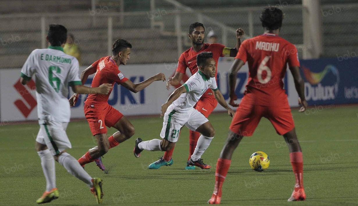 Gelandang Timnas Indonesia, Andik Vermansah, berusaha melewati hadangan pemain Singapura pada laga Piala AFF 2016 di Filipina, Jumat (25/11/2016). Indonesia tertinggal 0-1 dari Singapura. (Bola.com/Nicklas Hanoatubun)