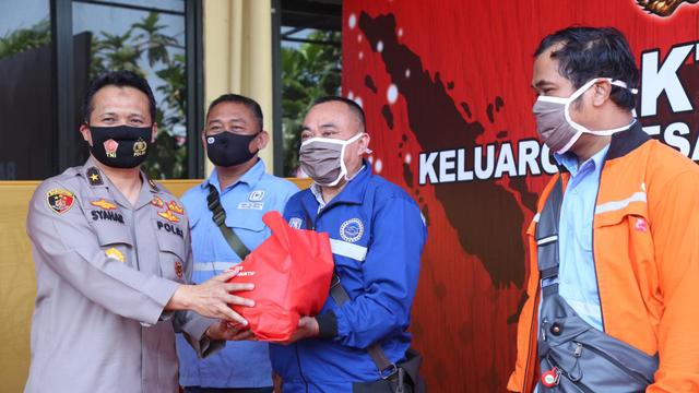 Akpol 1991 Salurkan 1 000 Paket Sembako Untuk Warga Jakarta Utara News Liputan6 Com