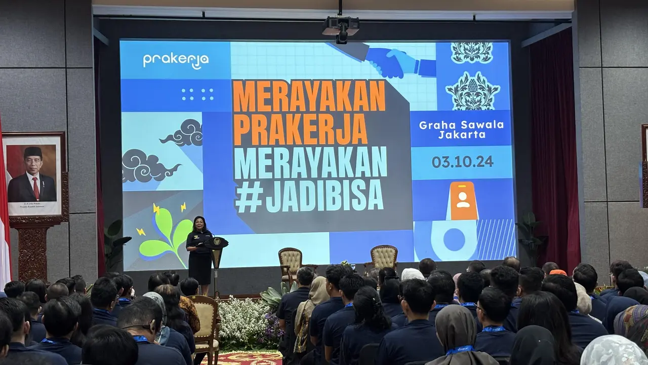 Direktur Eksekutif Prakerja Deni Puspa Purbasari dalam sambutannya di acara Temu Alumni Prakerja 2024, Kamis (3/10/2024). (Tira/Liputan6.com)
