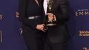 Chrissy Teigen dan John Legend berpose selama Creative Arts Emmy di Los Angeles, California, (9/9). Penghargaan ini untuk artis yang telah memenangkan di Emmy, Grammy, Oscar, dan Tonys. (AFP Photo/Alberto E. Rodriguez)