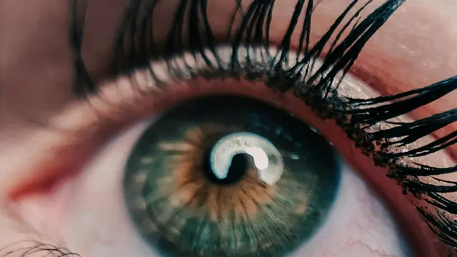 Hapus Riasan Mata dengan Lembut