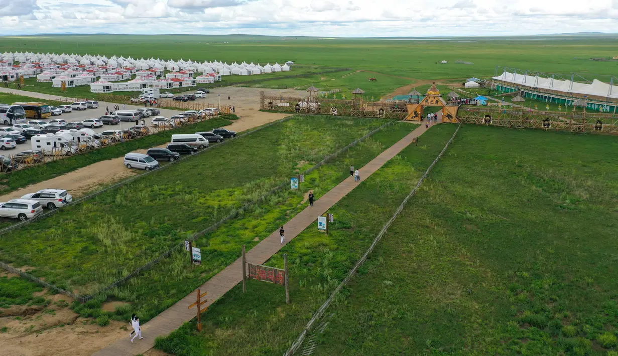 Para wisatawan mengunjungi objek wisata di Hulunbuir, Daerah Otonom Mongolia Dalam, China utara, 4 Agustus 2020. Otoritas Hulunbuir melakukan berbagai langkah guna meningkatkan pasar pariwisata lokal, seperti jadwal kerja yang lebih fleksibel dan mengeluarkan kupon wisata. (Xinhua/Xu Qin)