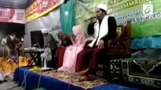Seorang ustaz atau penceramah kaget saat memberikan santapan rohani di pinggir rel kereta api.
