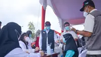 Vaksinasi massal di Rumah Sakit Daerah Madani Pekanbaru untuk menciptakan kekebalan kelompok terhadap Covid-19. (Liputan6.com/Istimewa)