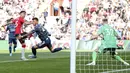 Pemain Southampton Jan Bednarek (kiri) mencetak gol ke gawang Arsenal pada pertandingan sepak bola Liga Inggris di St Mary's, Southampton, Inggris, 16 April 2022. Southampton menang 1-0. (Kieran Cleeves/PA via AP)