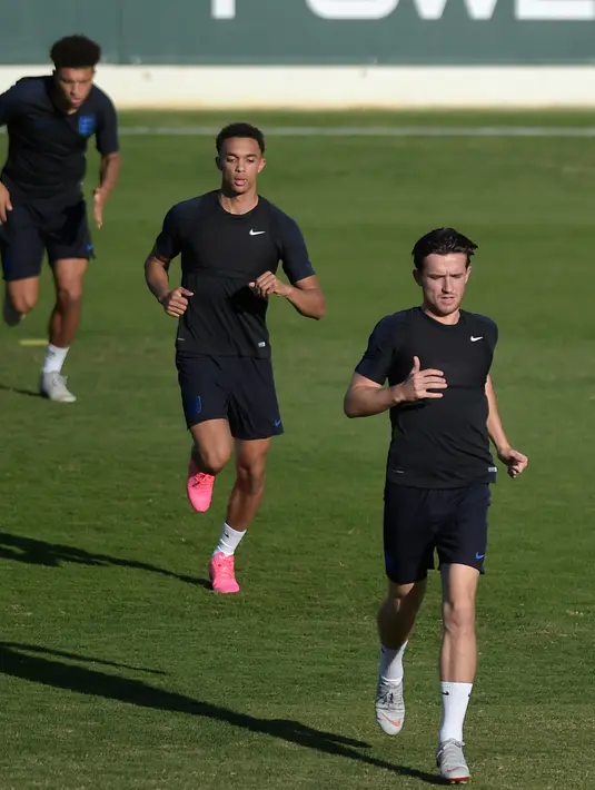 Pemain Inggris, Jadon Sancho, Trent Alexander-Arnold dan Ben Chilwell pemanasan saat latihan di Ciudad Deportiva Luis del Sol, Sevilla (14/10). Inggris akan melawan Spanyol  di Liga A Grup 4 UEFA Nations League 2018. (AFP Photo/Jorge Guerrero)