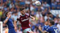 Declan Rice, gelandang West Ham saat berduel dengan Christian Pulisic di pertandingan melawan Chelsea di Liga Inggris (AFP)