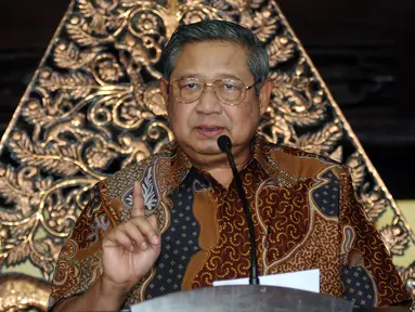 Susilo Bambang Yudhoyono saat memberi keterangan terkait polemik dokumen TPF kasus Munir di Cikeas, Kab Bogor, Selasa (25/10). Hasil temuan TPF Munir yang dibacakan mantan Mensesneg, Sudi Silalahi telah ditindak lanjuti. (Liputan6.com/Helmi Fithriansyah)