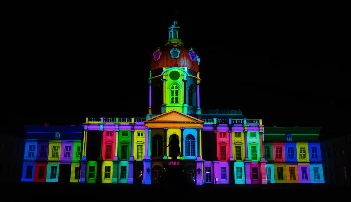 Cahaya warna-warni diproyeksikan pada Istana Charlottenburg sebagai bagian dari Festival of Lights di Berlin pada 14 September 2020. Kreasi cahaya lebih dari 90 karya seni tersebut ditampilkan di 86 lokasi yang berlangsung hingga 20 September mendatang. (John MACDOUGALL/AFP)
